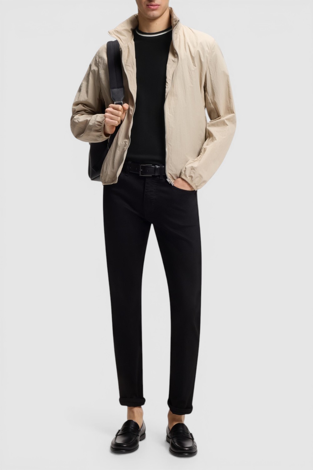 תמונת כל הלוק של חולצת טי בגזרה ישרה